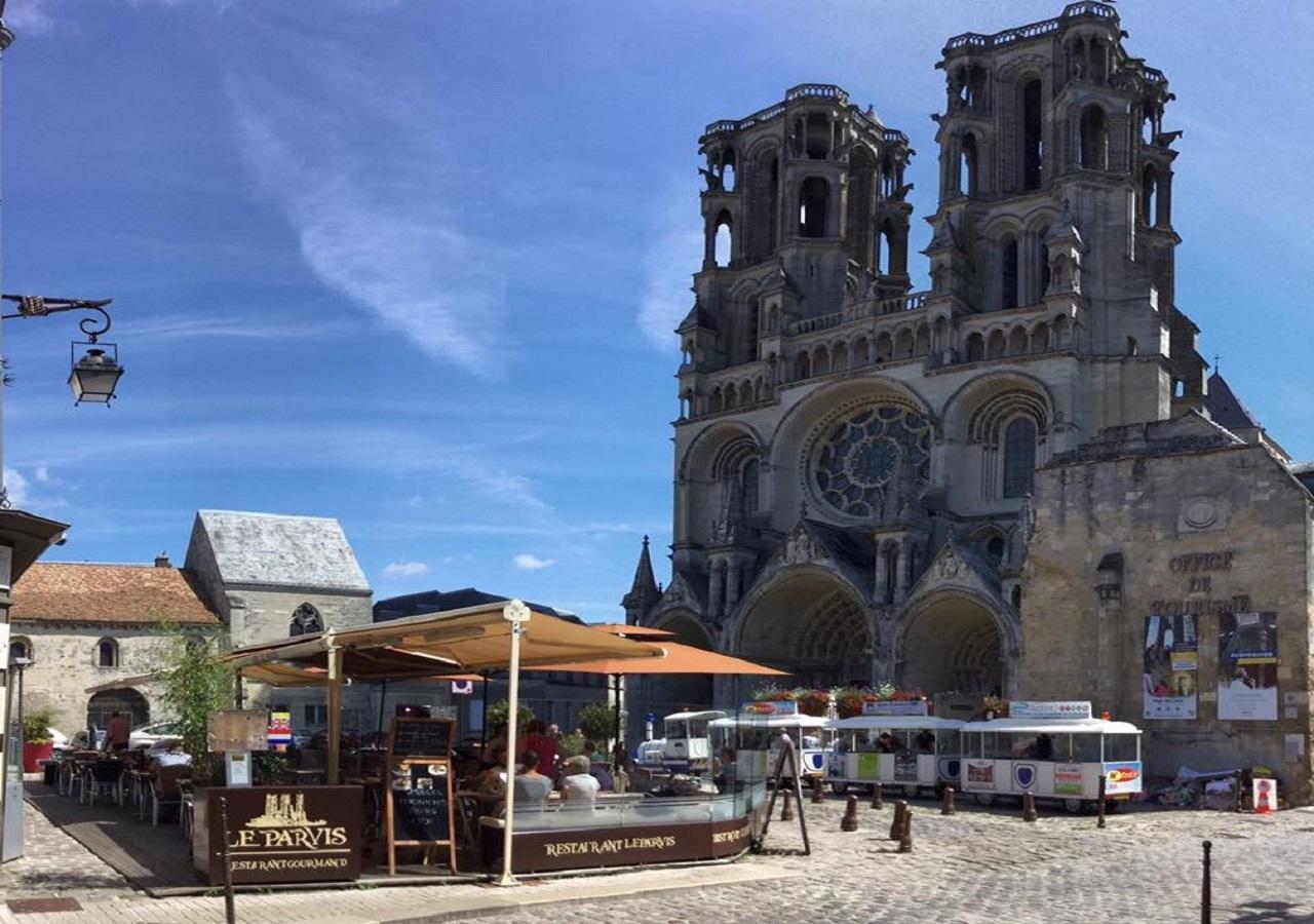 Bed and Breakfast Logis Du Parvis ***Face Cathedrale/In Front Of The Cathedral*** Laon Exterior foto